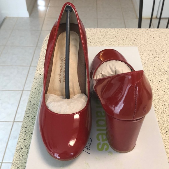 Walking Cradle Red Patent Leather pumps - Picture 3 of 3